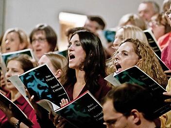 Mit der Coburger Erstaufführung von Duke Ellingtons "Sacred Concert" begeisterte der Chor "Unerhört" in der Heilig-Kreuz-Kirche.Fotos: Jochen Berger