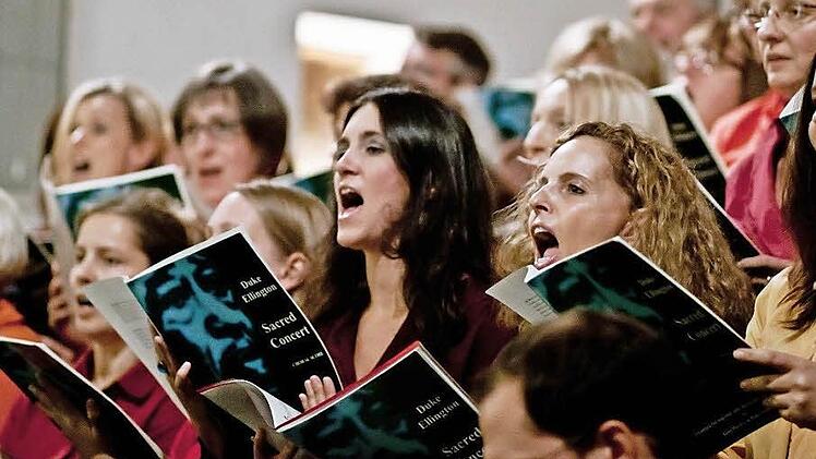 Mit der Coburger Erstaufführung von Duke Ellingtons "Sacred Concert" begeisterte der Chor "Unerhört" in der Heilig-Kreuz-Kirche.Fotos: Jochen Berger