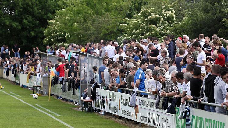 1300 Zuschauer kamen zum Duell zwischen Ebensfeld und Schammelsdorf nach Strullendorf.