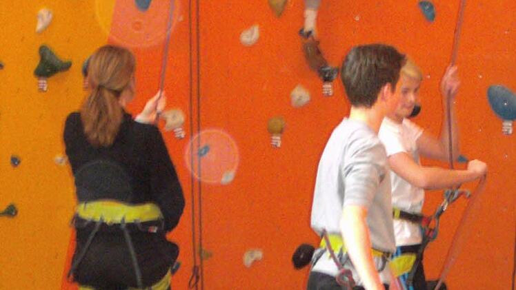 In mehrern Schwierigkeitsgraden konnten die Schüler aus Altengronau in Fulda klettern und ihre Grenzen ermitteln. Foto: Jung