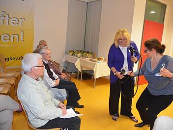 Medizin zum Anfassen gab es beim Darmkrebstag. Anja Sörgel (rechts) zeigt den Besuchern ein Endoskop, das bei der Darmspiegelung eingesetzt wird. Foto: Karl-Heinz Hofmann