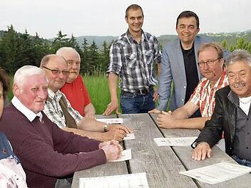Zusammen mit Obmann Daniel Brehm (stehend links) und Bürgermeister Jens Korn (stehend rechts) freuten sich (von links) Marika Gerner, Werner Engelhardt, Franz Gleich, Rudi Degelmann, Ralf Fischer, Werner Stumpf und Balfriede Wiedel über ihre Auszeichnungen. Foto: Susanne Deuerling