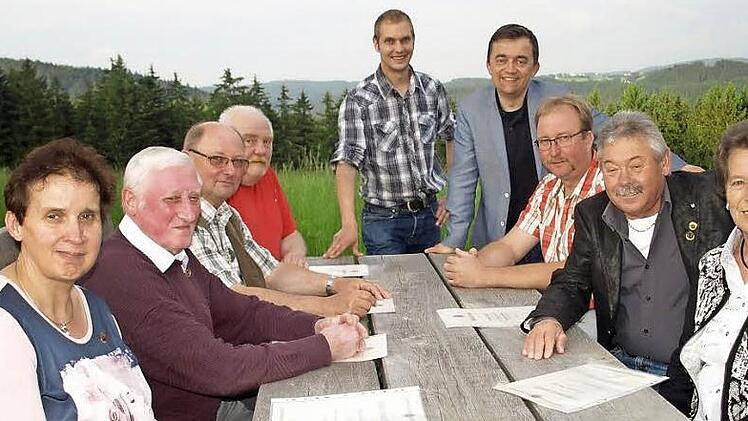 Zusammen mit Obmann Daniel Brehm (stehend links) und Bürgermeister Jens Korn (stehend rechts) freuten sich (von links) Marika Gerner, Werner Engelhardt, Franz Gleich, Rudi Degelmann, Ralf Fischer, Werner Stumpf und Balfriede Wiedel über ihre Auszeichnungen. Foto: Susanne Deuerling