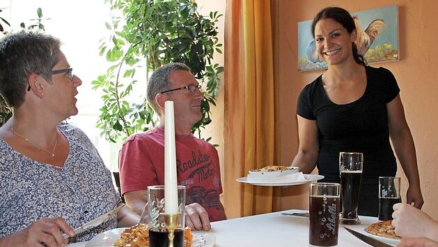 Carolina Ingallina (rechts) bedient gerne im Restaurant ihrer Eltern. Sie ist eine von drei Festangestellten.  Foto: Franziska Rieger