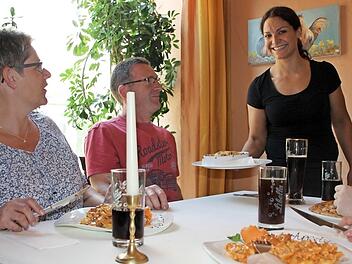Carolina Ingallina (rechts) bedient gerne im Restaurant ihrer Eltern. Sie ist eine von drei Festangestellten.  Foto: Franziska Rieger