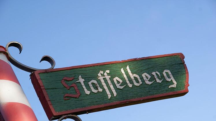 An einem Weg hinauf zum Staffelberg ist man auf den Standort einer keltischen Zangentor-Anlage gestoßen.  Jetzt soll  an der Originalstelle eine Rekonstruktion des Tores  entstehen. Foto: Mario Deller