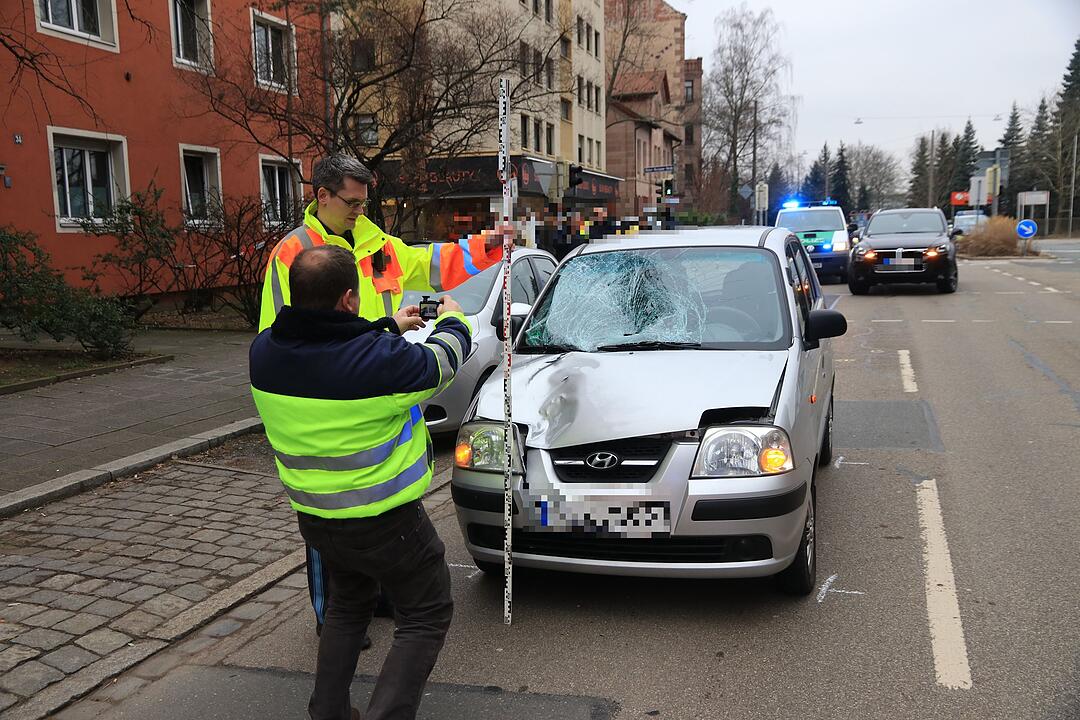 14-Jähriger in Nürnberg von Auto erfasst - Junge schwebt in Lebensgefahr