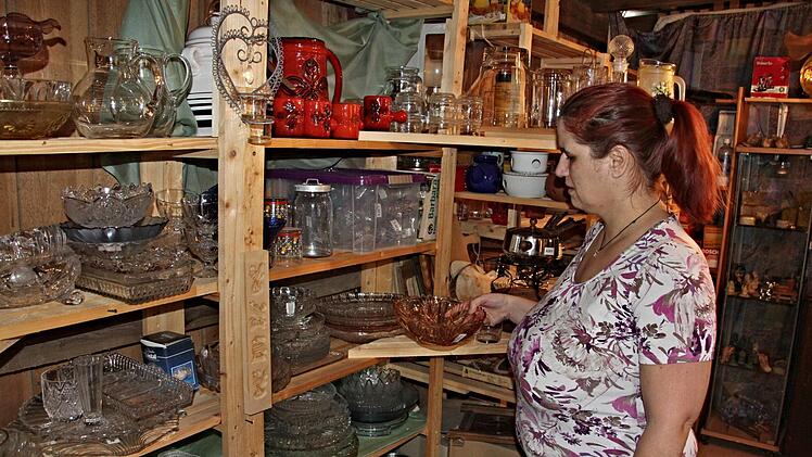 Yvonne Jahnke - hier bei ihrer Arbeit im Flohmarkt auf dem Zeilberg - hofft, auf dem Zeilberg in ein sozialversicherungspflichtiges Arbeitsverhältnis übernommen zu werden, da sie sich hier wohlfühlt und auch weiterhin hier wohnen möchte.Helmut Will
