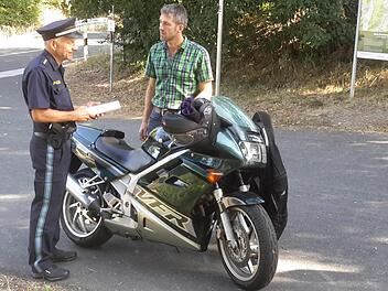 Erfahrungsaustausch beim Ortstermin an der Wasserscheide: Mottens Bürgermeister Jochen Vogel (rechts), selbst ein passionierter Motorradfahrer, im Gespräch mit Polizeihauptkommissar Thomas Vöth. Foto: Rolf Pralle