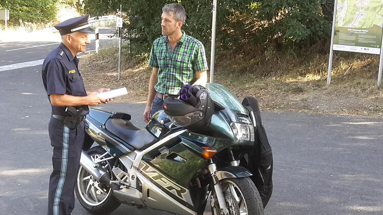 Erfahrungsaustausch beim Ortstermin an der Wasserscheide: Mottens Bürgermeister Jochen Vogel (rechts), selbst ein passionierter Motorradfahrer, im Gespräch mit Polizeihauptkommissar Thomas Vöth. Foto: Rolf Pralle