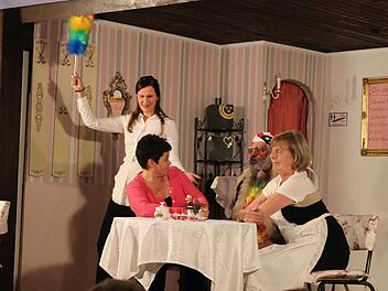 Nicks alter Freund, Hippie Rollo (Georg Klarmann, Mitte), stößt bei Kathi, Irene und Sabine (gv. l. Christina Then, Martina Kneuer und Birgit Amlin) auf skeptische Reaktionen.  Mark Krüger