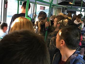 Bauarbeiten machen eine Vollsperrung der Bahnstrecke zwischen Bamberg und Fürth notwendig - mit teils katastrophalen Folgen für den Pendlerverkehr. Der Schienenersatzverkehr ist völlig überlastet.   Foto: privat