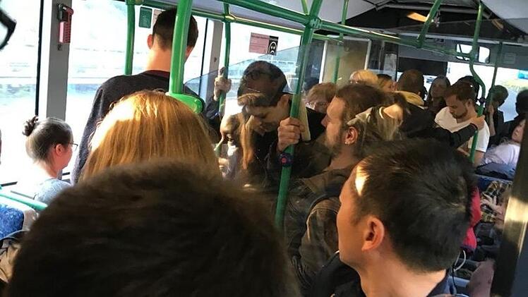 Bauarbeiten machen eine Vollsperrung der Bahnstrecke zwischen Bamberg und Fürth notwendig - mit teils katastrophalen Folgen für den Pendlerverkehr. Der Schienenersatzverkehr ist völlig überlastet.   Foto: privat