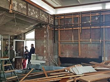 Im Sitzungssaal wird die Wandverkleidung abgebaut. Foto: BSS-Architekten