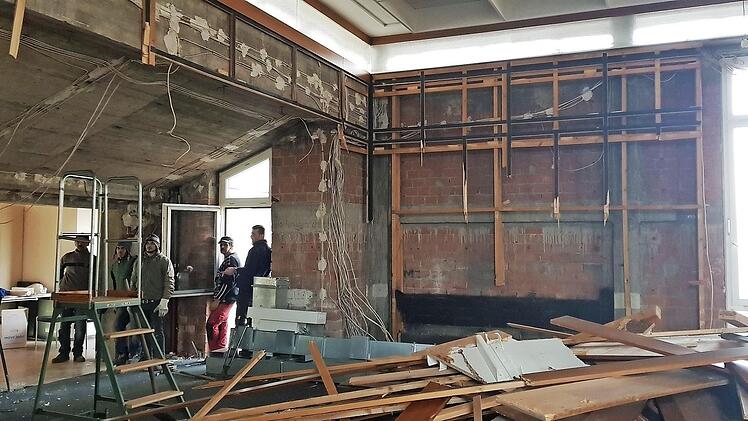 Im Sitzungssaal wird die Wandverkleidung abgebaut. Foto: BSS-Architekten