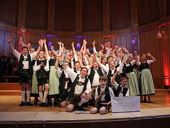 Pure Freude bei den Siegern von der Tölzer Jugendkapelle mit Dirigent Josef Kronwitter (vorn).  Fotos: Martin Hommer