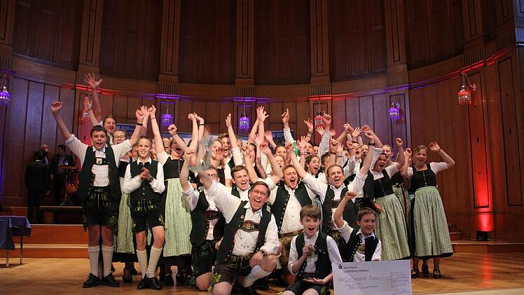 Pure Freude bei den Siegern von der Tölzer Jugendkapelle mit Dirigent Josef Kronwitter (vorn).  Fotos: Martin Hommer