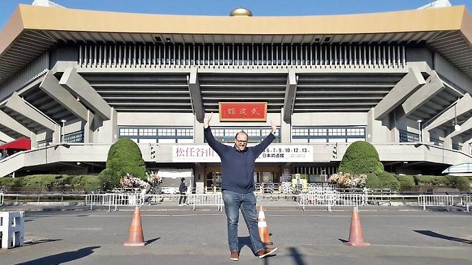 Die Vorfreude auf Olympia ist seit seinem ersten Besuch in Tokio riesengroß. Jochen Gundel steht vor der Nippon Budokan Hall - dort werden die Judo-Kämpfe ausgetragen.