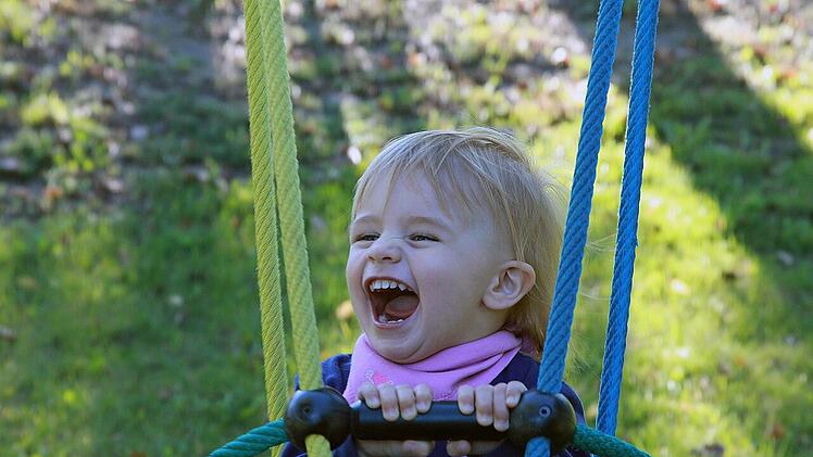 Kind schaukelt - Kinderschaukel wird zurückgerufen