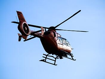 Schwerer Unfall bei Westerngrund im Kreis Aschaffenburg: Autofahrerin fährt in Bach - Hubschrauber im Einsatz