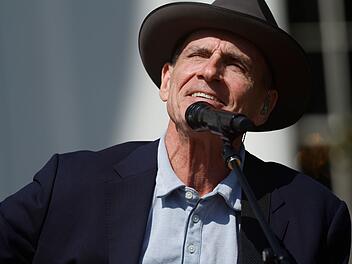 Songwriter-Legende James Taylor war auf die Hochzeit von Travis Kelce und Taylor Swift eingeladen, sagte aber wegen einer Verpflichtung ab.