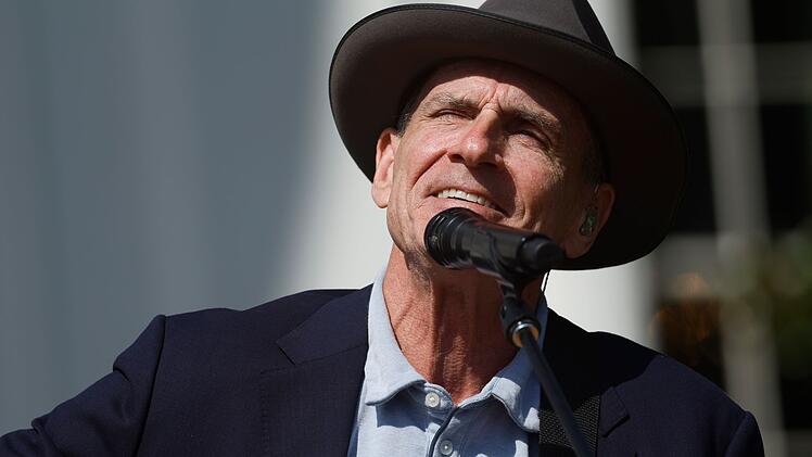 Songwriter-Legende James Taylor war auf die Hochzeit von Travis Kelce und Taylor Swift eingeladen, sagte aber wegen einer Verpflichtung ab.
