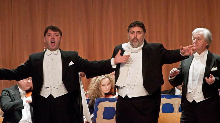 Reichlich Applaus gab es am Ende für die drei Tenöre Alexander Efanov, Metodi Morartzaliev und Alexander Martin Stachowiak.Foto: Jochen Berger