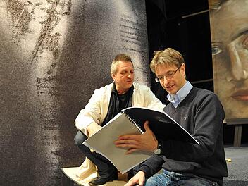 "Dorian Gray": Dirigent und Komponist Roland Fister (rechts) bei der Probenarbeit mit Michael Lion (Basil Hallward). Die Musical-Oper nach der Roman-Vorlage von Oscar Wilde erlebt am Samstag ihre Uraufführung am Landestheater Coburg.Fotos: Andrea Kremper