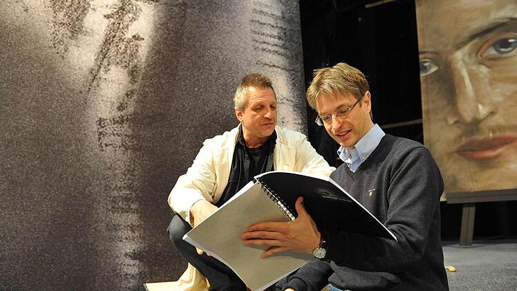 "Dorian Gray": Dirigent und Komponist Roland Fister (rechts) bei der Probenarbeit mit Michael Lion (Basil Hallward). Die Musical-Oper nach der Roman-Vorlage von Oscar Wilde erlebt am Samstag ihre Uraufführung am Landestheater Coburg.Fotos: Andrea Kremper