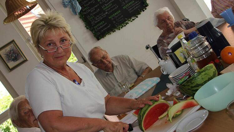 Christine Setale verwöhnt die Senioren im Bürgerspital mit einem Stück Wassermelone. Foto: Sabine Herteux