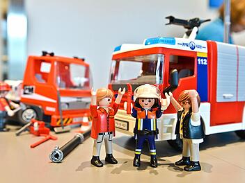 Bei den Haushaltsberatungen heute Abend geht es auch darum, für welche Wehren in der Stadt neue Fahrzeuge angeschafft werden und wo weiter repariert werden muss. Die Illustration ist Teil unserer heutigen Sonderausgabe zum Playmobil-Jubiläum. Foto: Ronald Rinklef