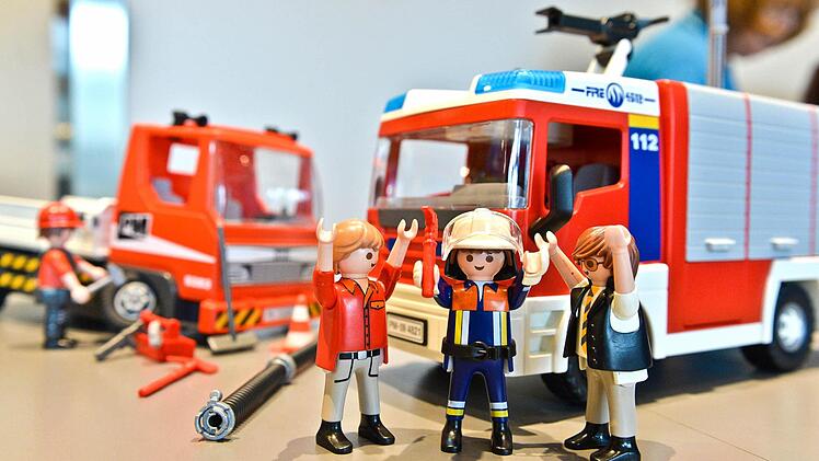 Bei den Haushaltsberatungen heute Abend geht es auch darum, für welche Wehren in der Stadt neue Fahrzeuge angeschafft werden und wo weiter repariert werden muss. Die Illustration ist Teil unserer heutigen Sonderausgabe zum Playmobil-Jubiläum. Foto: Ronald Rinklef
