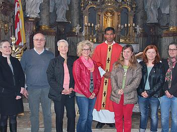 Neue Pfarrgemeinderäte sind Ursula Zimmermann, Hubert Tremer, Heike Bohn-Keller, Irmina Schiesser, Daniela Lefevre, Helene Halbig-Fröhlich und Cilly Kühnlein (vorn, von links). Foto: Norbert Schmitt