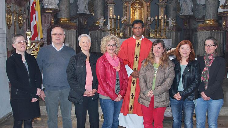 Neue Pfarrgemeinderäte sind Ursula Zimmermann, Hubert Tremer, Heike Bohn-Keller, Irmina Schiesser, Daniela Lefevre, Helene Halbig-Fröhlich und Cilly Kühnlein (vorn, von links). Foto: Norbert Schmitt