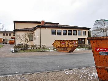 Seit die Abbruchfirmen in der Henneberg-Halle die Arbeit aufgenommen haben, darf kein Neugieriger mehr die Baustelle betreten. Die Steinacher, die die Schlüssel für die Eingangstüren haben, sind aufgefordert worden, diese im Rathaus abzugeben.  Foto: Sigismund von Dobschütz