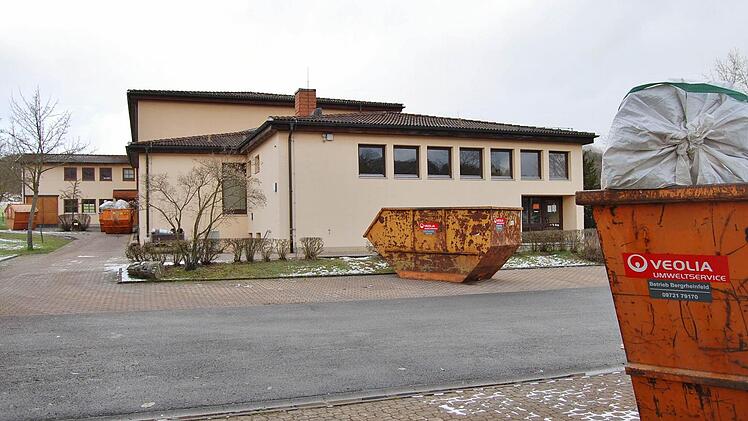 Seit die Abbruchfirmen in der Henneberg-Halle die Arbeit aufgenommen haben, darf kein Neugieriger mehr die Baustelle betreten. Die Steinacher, die die Schlüssel für die Eingangstüren haben, sind aufgefordert worden, diese im Rathaus abzugeben.  Foto: Sigismund von Dobschütz