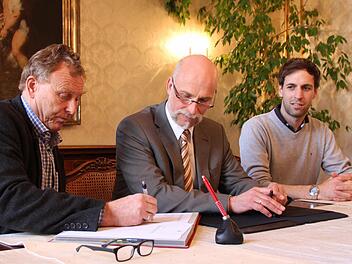 Manfred Griebel (von links), OB Kay Blankenburg und Joachim Krohn bei der Vertragsunterzeichnung im Rathaus.  Foto: Benedikt Borst
