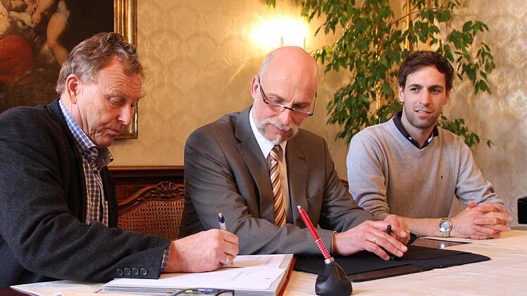 Manfred Griebel (von links), OB Kay Blankenburg und Joachim Krohn bei der Vertragsunterzeichnung im Rathaus.  Foto: Benedikt Borst