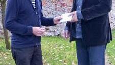 Erfreut war Pfarrer Wolfgang Oertel (rechts) über die Spende von Heiner Beyer zugunsten der kirchlichen Partnergemeinde in Ungarn. Foto: Dieter Hübner