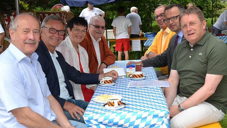 Bei besten Wetterbedingungen f&uuml;hlten sich auch die Ehreng&auml;ste wohl. Foto: Uschi Prawitz