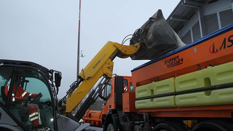 Auf dem Gelände der Autobahnmeisterei in Thurnau wird das Salz geladen.