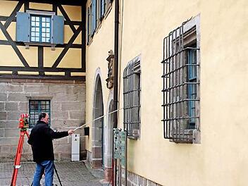 Vor der Klärung der künftigen Nutzung des Adelsdorfer Schlosses steht eine gründliche Vermessung. Foto: Johanna Blum