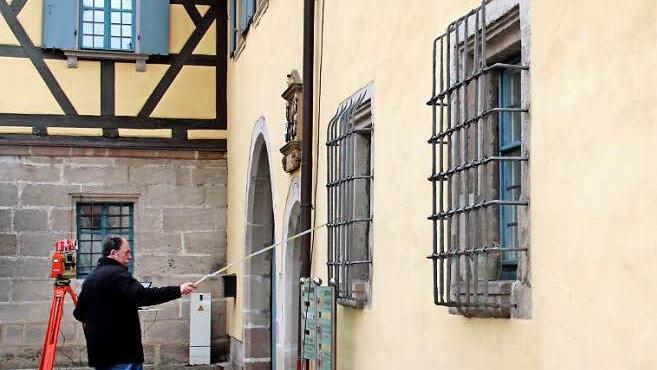 Vor der Klärung der künftigen Nutzung des Adelsdorfer Schlosses steht eine gründliche Vermessung. Foto: Johanna Blum