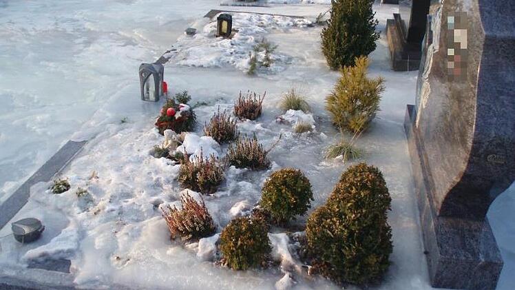 2012 trat besonders viel Grundwasser aus dem Friedhofsboden aus und es bildete sich eine dicke Eisschicht. Foto: Gartenamt Forchheim