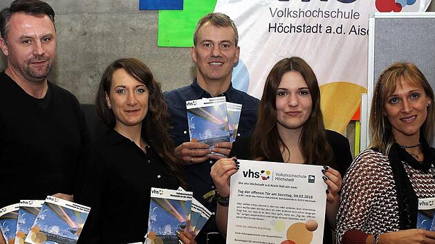 Mit Bernhard Maier (digitale Fotografie, links) und Astrid Stiller (Visagistin, rechts) stellten sich zwei neue Dozenten pers&ouml;nlich vor. &Uuml;ber das erweiterte Programm freuen sich Roswitha Wiegandt, Bernd Riehlein und Jasmin Reinhardt von der Stadt H&ouml;chstadt (Mitte von links). Foto: Evi Seeger