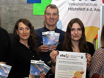 Mit Bernhard Maier (digitale Fotografie, links) und Astrid Stiller (Visagistin, rechts) stellten sich zwei neue Dozenten persönlich vor. Über das erweiterte Programm freuen sich Roswitha Wiegandt, Bernd Riehlein und Jasmin Reinhardt von der Stadt Höchstadt (Mitte von links). Foto: Evi Seeger