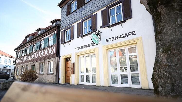 Noch prangen an der Fassade die Schriftzüge des Vormieters: Anfang März möchte die Wilhelmsthalerin Nadine Schlißke in den Räumen der ehemaligen Traber-Beck-Filiale am Kronacher Hussitenplatz aber ihren "Tante-Emma-Laden" "Ottos Enkel" eröffnen. Foto: Marian Hamacher