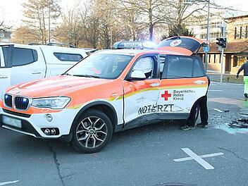 Seitlich gerammt wurde dieses Auto eines Notarztes, als er am Freitag auf dem Weg zu einem Einsatz war.