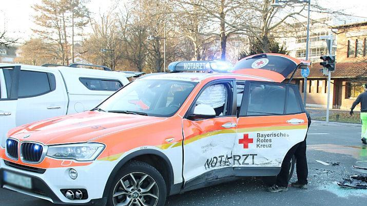 Seitlich gerammt wurde dieses Auto eines Notarztes, als er am Freitag auf dem Weg zu einem Einsatz war.