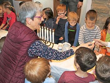 Die Vorschulkinder des St.-Franziskus-Kindergartens in Zapfendorf sind mit Annerose Simon beim Abendmahl im Ostergarten.  Fotos: Dunja Neupert